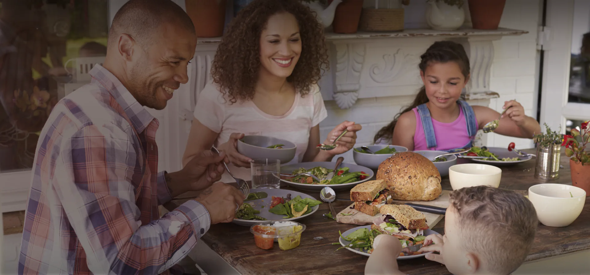 Família almoçando à mesa